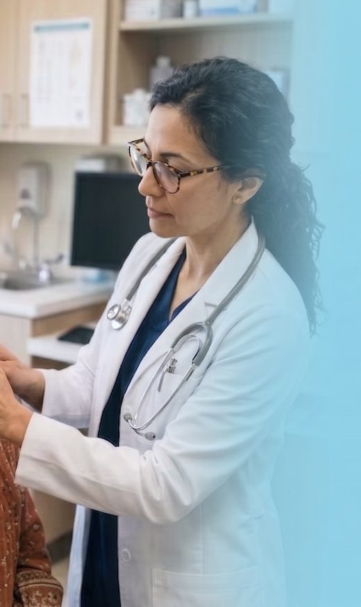 Imagen de ejemplo: una médica con guardapolvo y estetoscopio